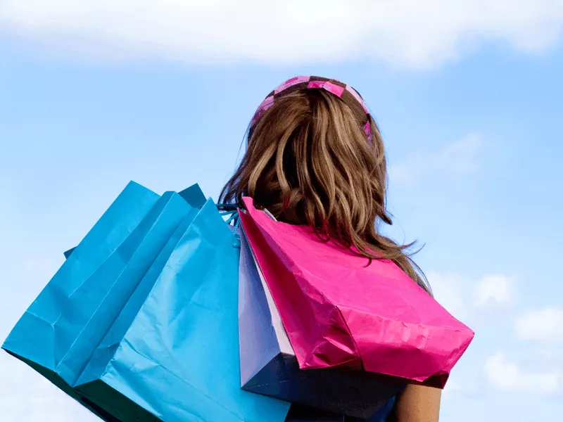 Girl with shoppingbags 800x600