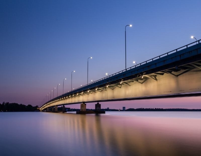 Bro i Finland i solnedgang
