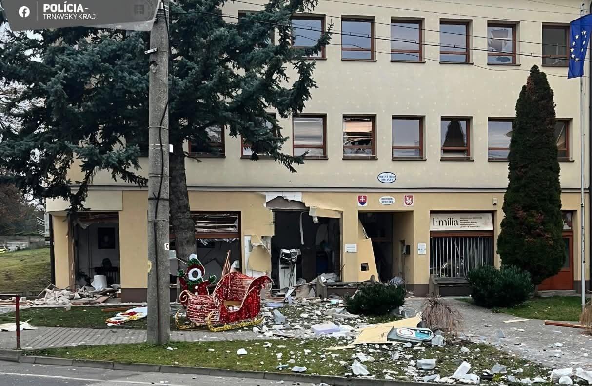 Policajti s&uacute; na mieste v&yacute;buchu bankomatu v obci Chtelnica, v okrese Pie&scaron;ťany.
