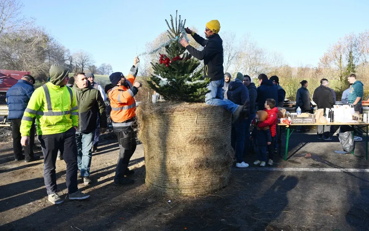 
            Will French farm protests disrupt Christmas travel?
        

Farmer protests are