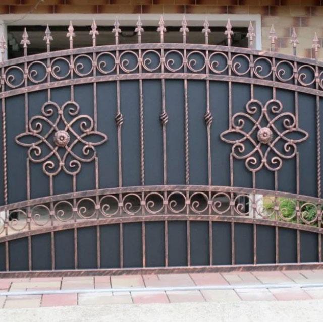 Kovan&eacute; br&aacute;ny Milan Čapl&aacute;k