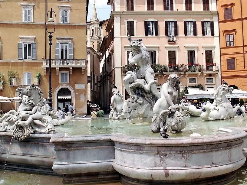 

Počas Sv&auml;t&eacute;ho roka R&iacute;m a Vatik&aacute;n vždy nav&scaron;tevuj&uacute; vo