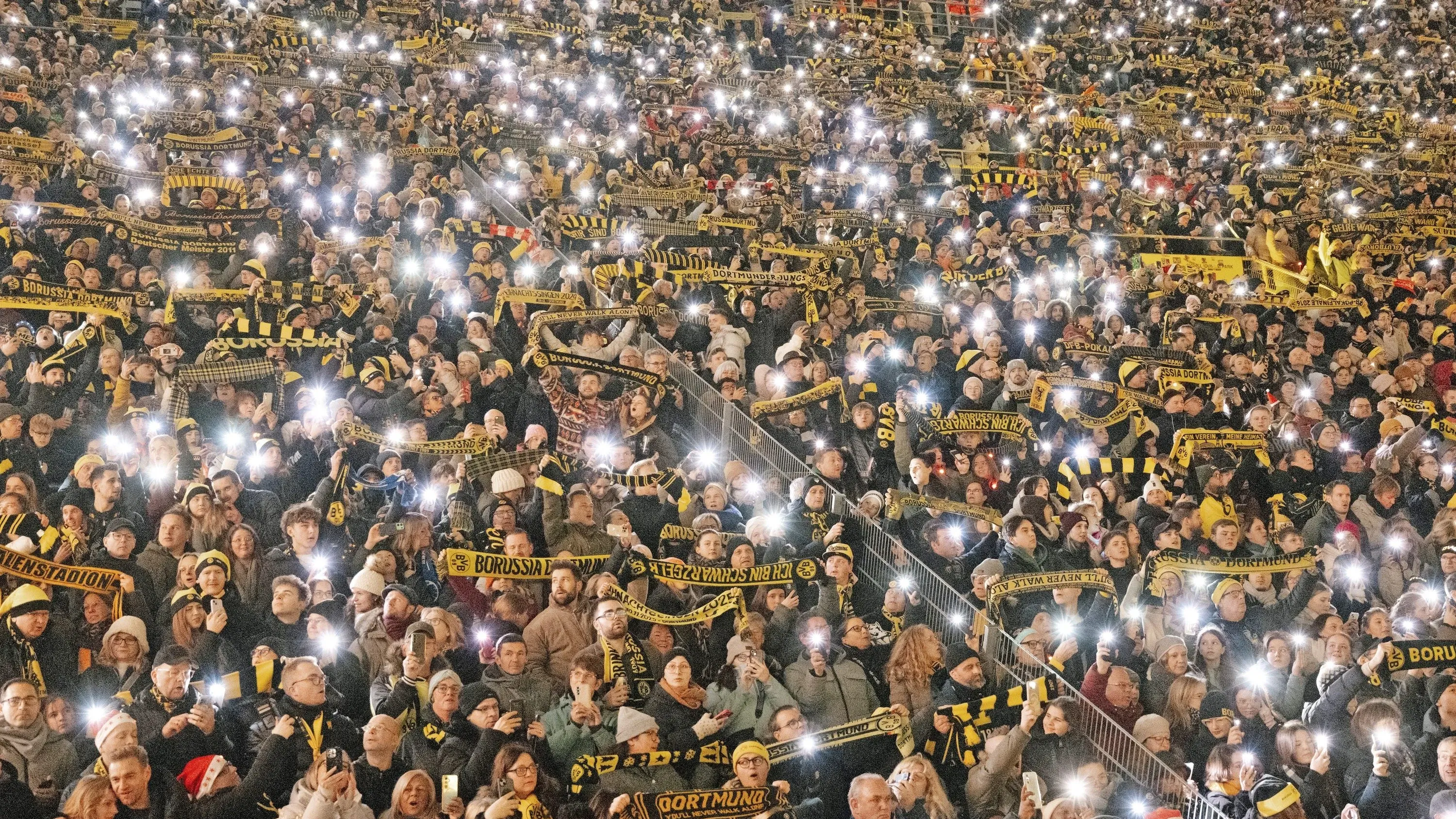 Stadionsingen im Advent: Macht hoch das Tor!

Zehntausende Menschen treffen sich im Advent in