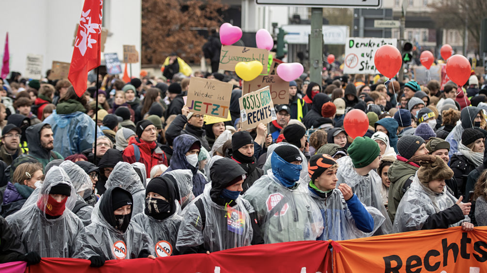Nemeck&yacute; novin&aacute;r tvrd&iacute;, že extr&eacute;mna ľavica na protestoch proti AfD