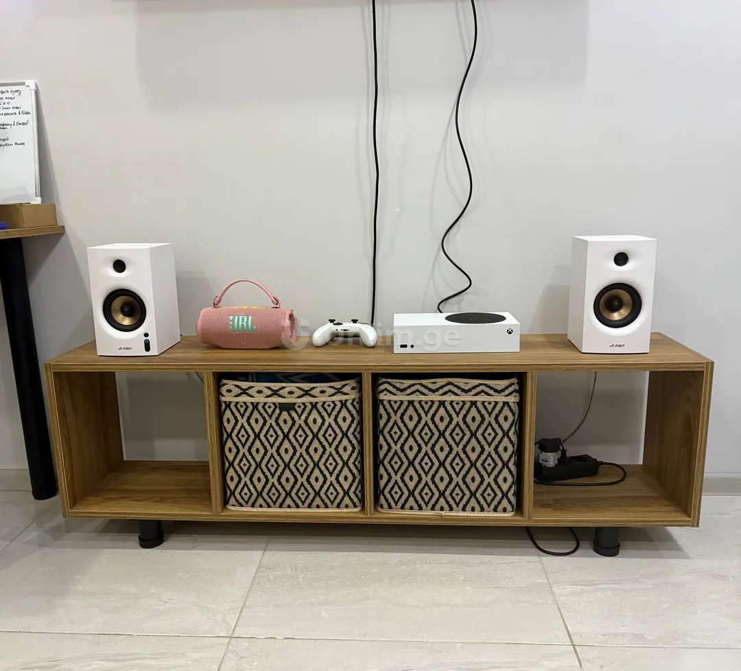 4-section shelf 140×36×27 cm with 2 fabric boxes included