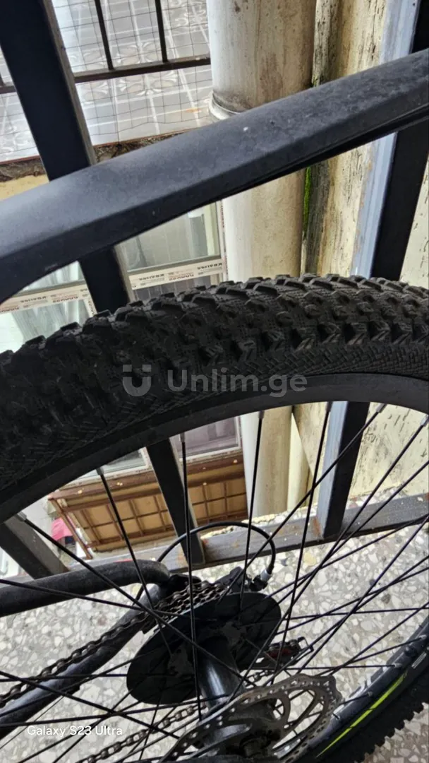 Bicycle with 28-inch wheels
